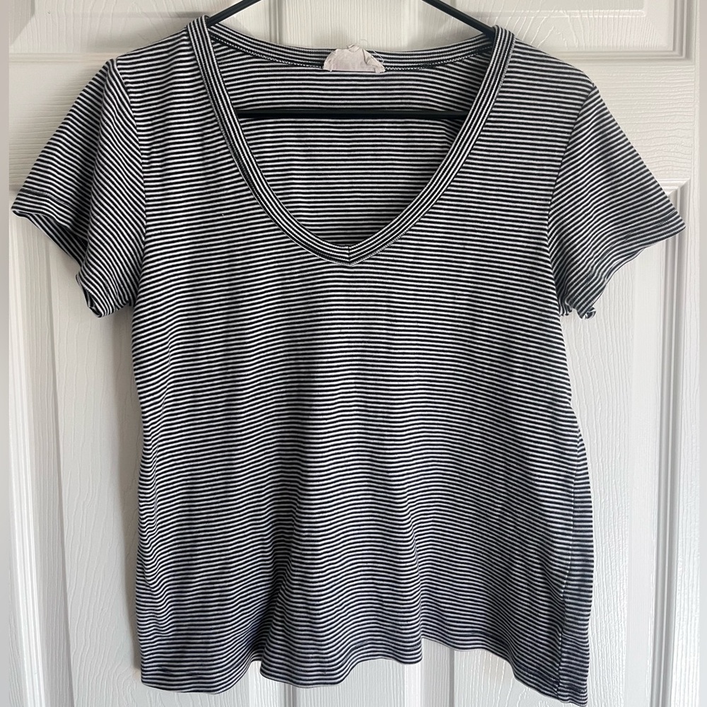 Synergy Organic Cotton black white Top

Striped Tried & True V-Neck